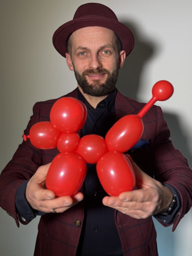 Paweł Robaszek - profesor balonologii - rzeźby z balonów